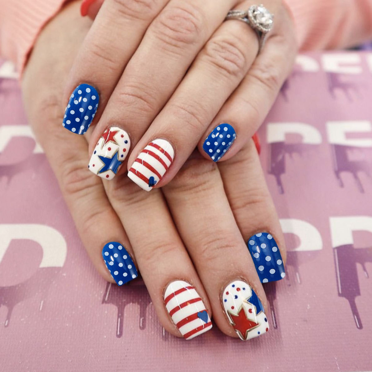 Nail Art Red - Wear square nail plates on Independence